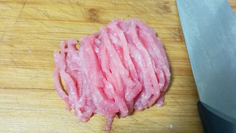 鱼香肉丝,再切成细丝。