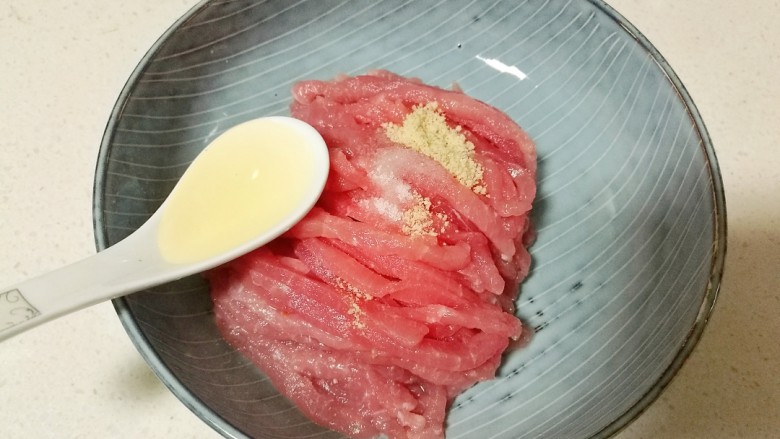鱼香肉丝,把里脊肉放入碗中，加入盐，<a style='color:red;display:inline-block;' href='/shicai/ 813'>鸡粉</a>和<a style='color:red;display:inline-block;' href='/shicai/ 718'>料酒</a>。