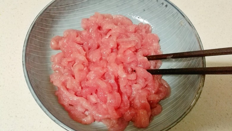 鱼香肉丝,拌匀后腌制二十分钟备用。