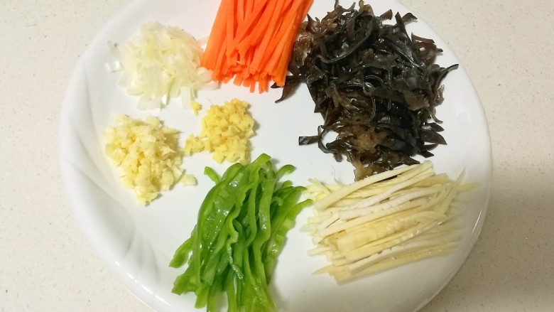 鱼香肉丝,将<a style='color:red;display:inline-block;' href='/shicai/ 43'>冬笋</a>，<a style='color:red;display:inline-block;' href='/shicai/ 25'>胡萝卜</a>洗净切丝，泡发的<a style='color:red;display:inline-block;' href='/shicai/ 233'>木耳</a>切丝，青椒去蒂去筋膜切丝，<a style='color:red;display:inline-block;' href='/shicai/ 37'>姜</a>蒜切未，<a style='color:red;display:inline-block;' href='/shicai/ 3250'>葱</a>切成<a style='color:red;display:inline-block;' href='/shicai/ 3250'>葱</a>花备用。