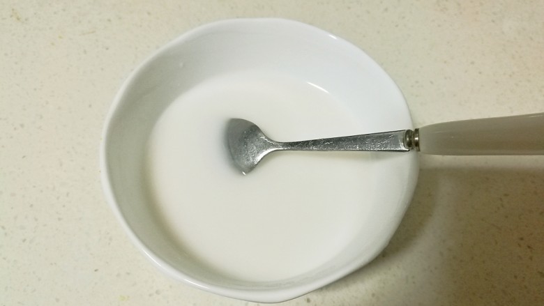 鱼香肉丝,取一只碗,放入淀粉和适量的水,调匀备用。