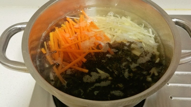 鱼香肉丝,锅中加清水,大火烧开,放入切好的冬笋丝,木耳丝和胡萝卜丝焯水。
