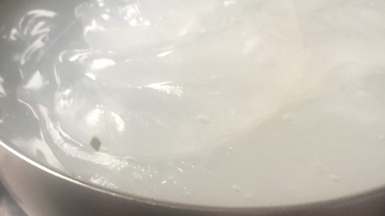 豌豆凉粉,碗边刷油后,倒入浆