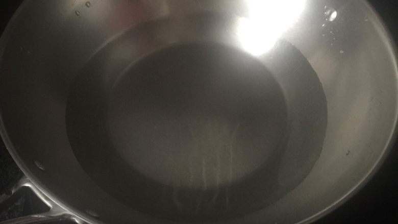 豌豆凉粉,放入盐(适量),水烧沸