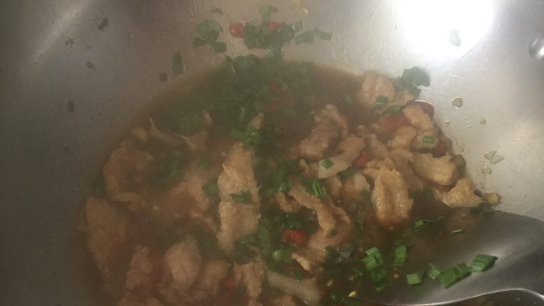 豌豆凉粉,倒入蒜苗、葱、,至熟