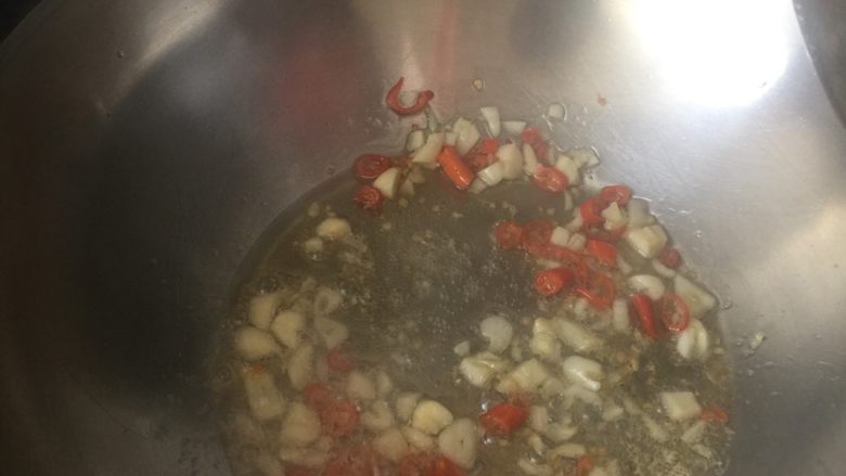 豌豆凉粉,冷锅冷油煸炒蒜、朝天椒丁,至蒜头金黄