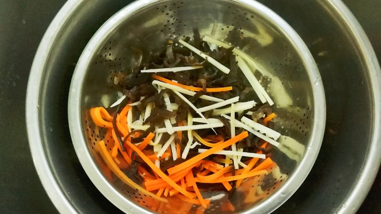 鱼香肉丝,焯好水后捞出控干水份。