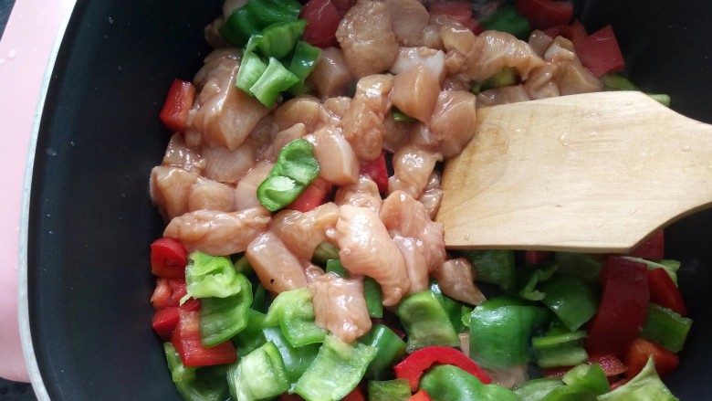 彩椒鸡胸便当,倒入彩椒和腌好的鸡胸块速翻炒,炒至鸡胸肉变白!