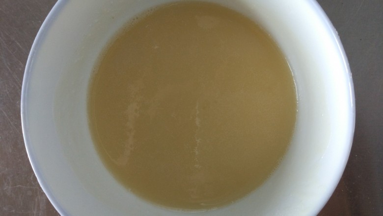 烫面葱油饼,制作油酥:面粉和盐放入碗中,倒入热的油,快速搅拌均匀。晾凉待用。