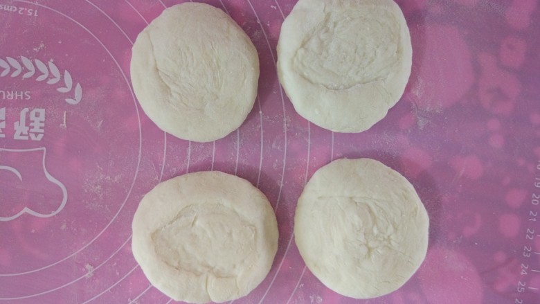 烫面葱油饼,面团醒好后不要用力揉,稍微整下形分成八块。
