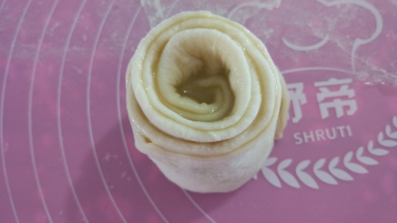 烫面葱油饼,从左到右卷起来,立起。