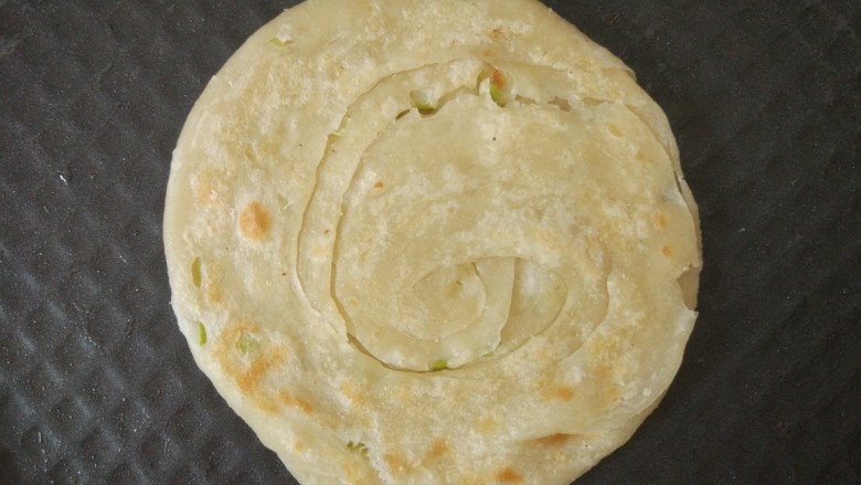 烫面葱油饼,电饼铛下盘大火预热,转中火,加少许油,烙至两面金黄。大约三四分钟。
