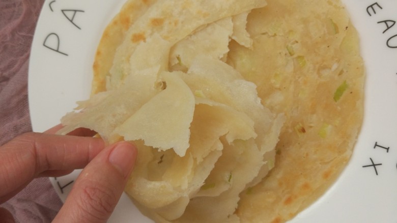 烫面葱油饼,层挺多,饼软软的。