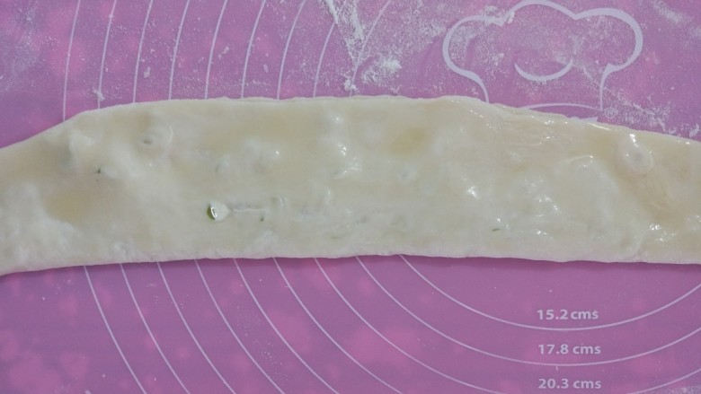 烫面葱油饼,对折一下,再抹上油酥。