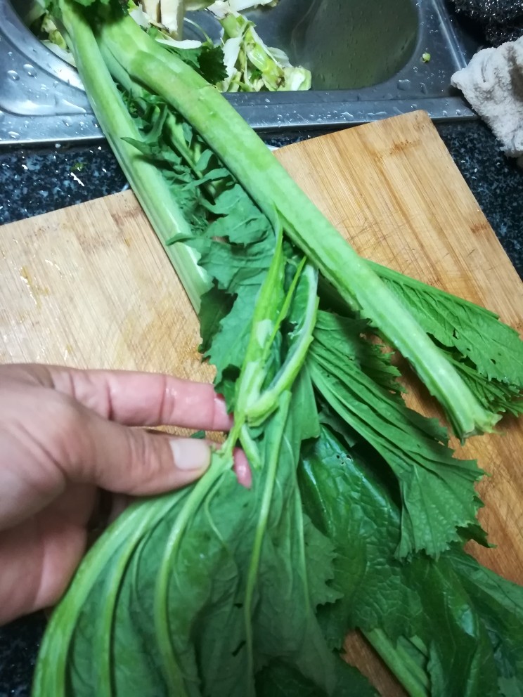 #舌尖上的乡愁#二月二,芥菜饭,用手一根根地掰下来。
为了节约时间,我昨晚就准备好了芥菜叶。