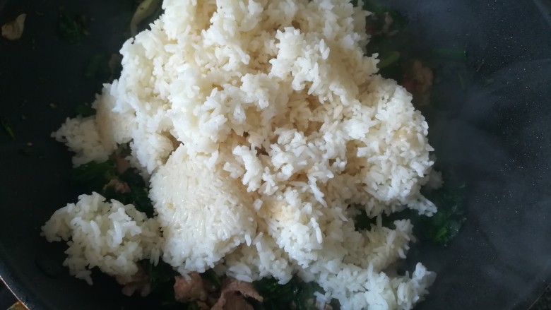 #舌尖上的乡愁#二月二,芥菜饭,加大米饭,这时候关火快速翻炒几下就好了。