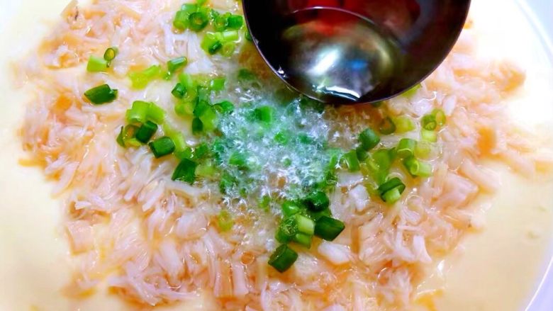 葱花干贝炖蛋,焖好拿出来,撒上葱花,热锅烧些热油,浇到葱花和干贝上即可