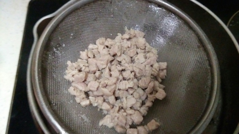 皮蛋瘦肉粥,焯完水可以看见很多雪沫,把肉捞上来记得冲干净