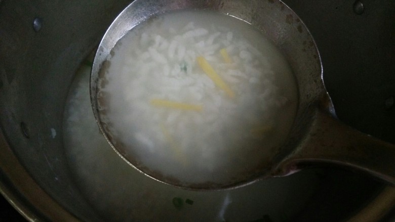 皮蛋瘦肉粥,放姜丝,盖上锅盖小火熬煮