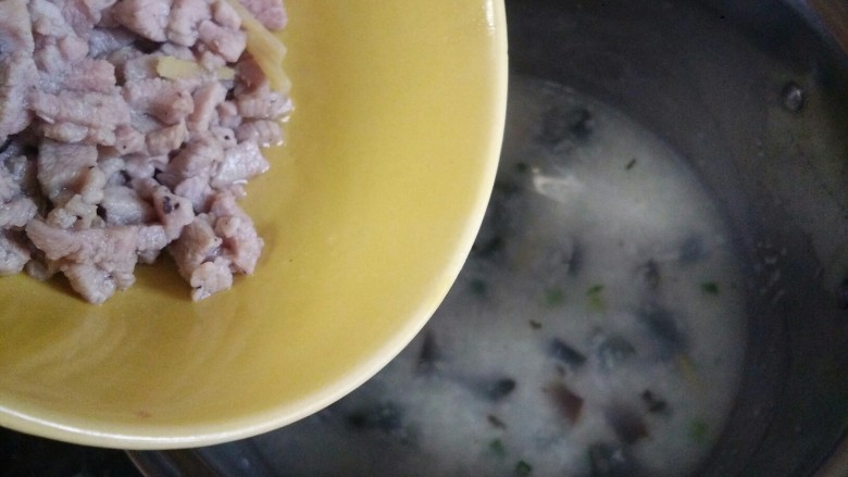 皮蛋瘦肉粥,接着下肉丁,盖上锅盖煮1-2min