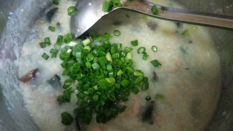 皮蛋瘦肉粥,我爱吃葱,多加点葱~~