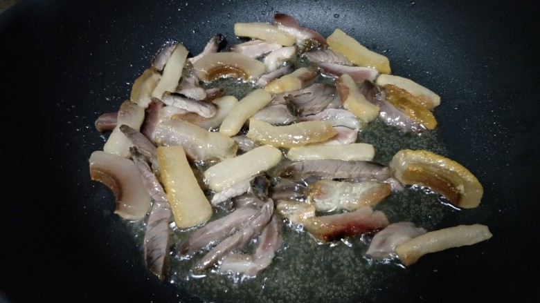 芦蒿炒腊肉,待肥肉炒出油,炒出香味,肥肉半透明时,加入瘦肉
