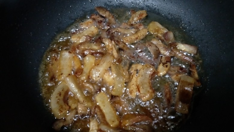芦蒿炒腊肉,加少量清水,将肉煮一会