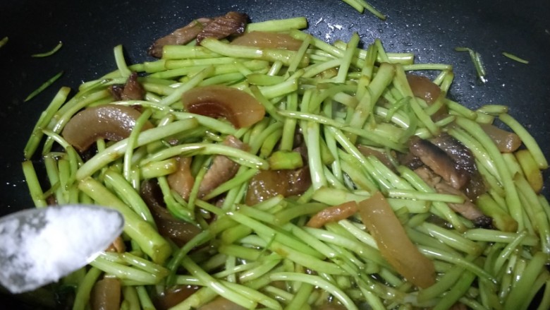 芦蒿炒腊肉,加入少量盐调味(咸肉有点咸,盐不能加多)