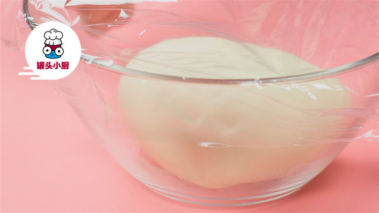 教你3秒快速包饺子,<a style='color:red;display:inline-block;' href='/shicai/ 519'>面粉</a>400g加入清水230ml,搅拌均匀,揉成光滑的面团,盖上保鲜膜,静置醒发20分钟,然后再揉10分钟