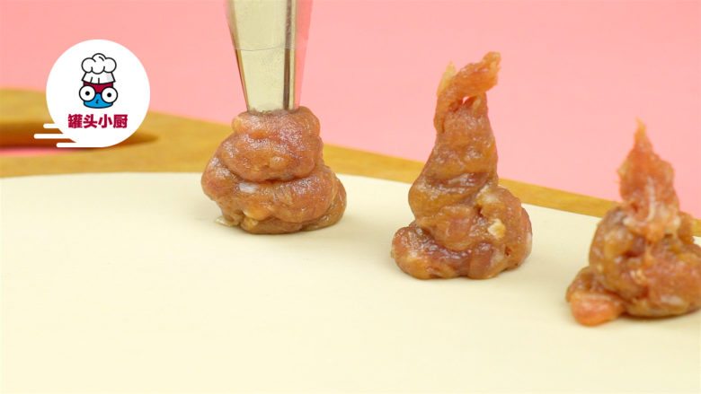 教你3秒快速包饺子,将<a style='color:red;display:inline-block;' href='/shicai/ 5353'>肉馅</a>装入裱花袋中,均匀挤在面皮上