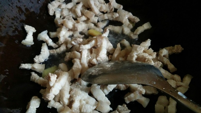 卤肉饭,下五花肉条煸炒,看见肉表面金黄,煸出油就出锅备用