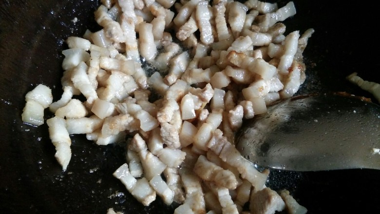 卤肉饭,下肉翻炒,看到肉都上糖色了就行