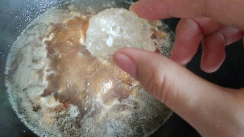 卤肉饭,炒的差不多了就加开水,水开了放一块<a style='color:red;display:inline-block;' href='/shicai/ 866'>冰糖</a>