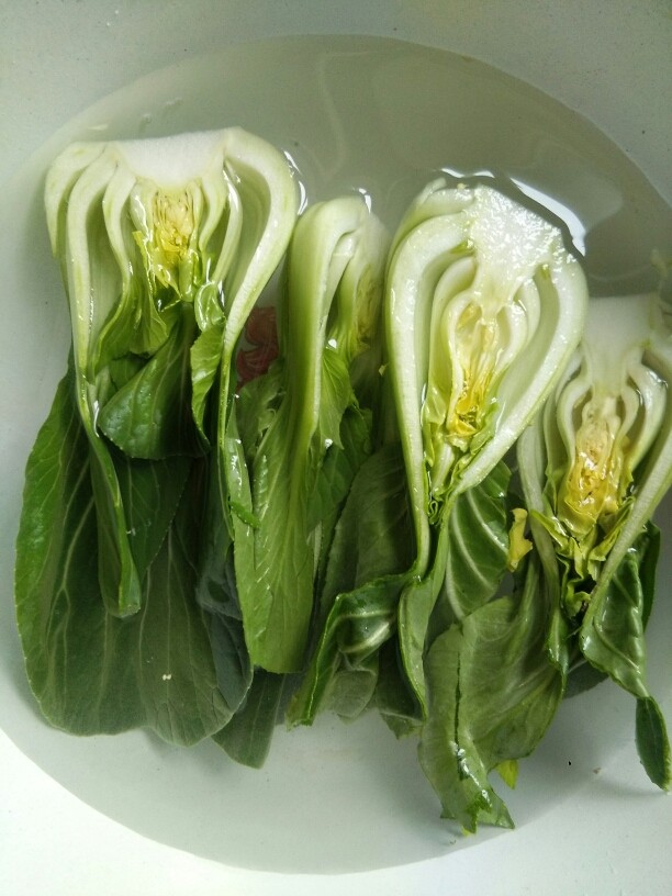 卤肉饭,这时去蒸米饭,把上海青也洗干净对半切开焯水