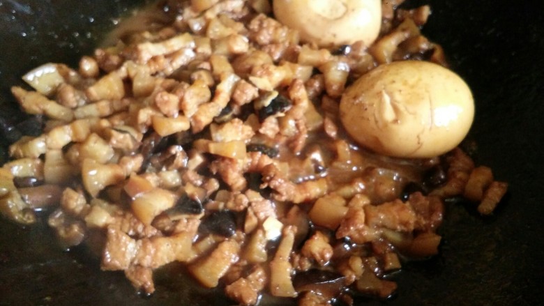 卤肉饭,等米饭差不多好了肉卤也好了,开大火收汁,记得最后不要收太干,留点汤汁拌饭