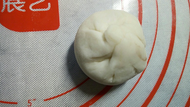 香菇豆沙包,像包包子一样将口收住,捏紧