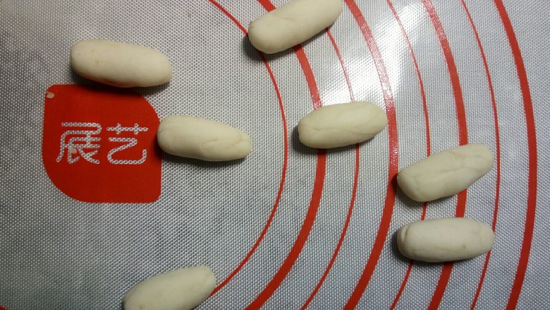 香菇豆沙包,最后留点白色面团做香菇梗,将每个小面团搓成小长条