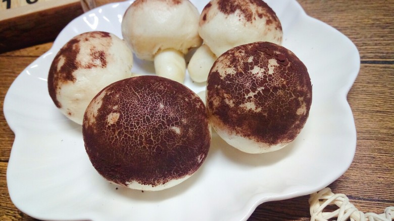香菇豆沙包,摆盘、拍照,是不是很逼真?
