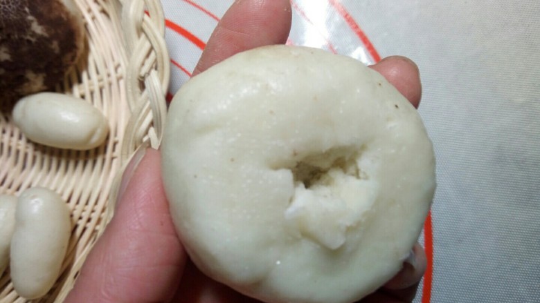 香菇豆沙包,蒸好以后将香菇包底部剪个小口,将小长条面团插进去