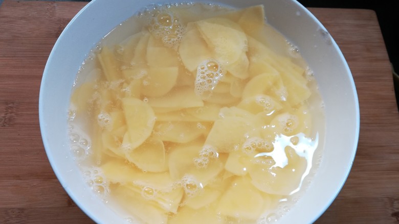 麻辣土豆片,用清水冲洗一下,去除多余的淀粉,在炒的时候会比较清爽。