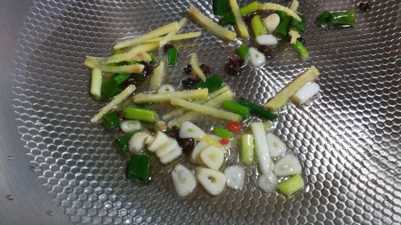 麻辣土豆片,放入葱姜碎,煸出香味。