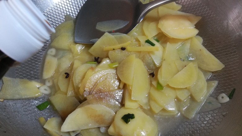 麻辣土豆片,土豆片切得比较薄的话,一般两三分钟就可以熟了。倒入一大勺香醋调味。