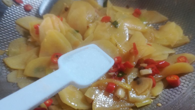 麻辣土豆片,继续翻炒,至小米椒熟,辣味渗透入土豆片。加入一小勺盐调味,就可以出锅了。