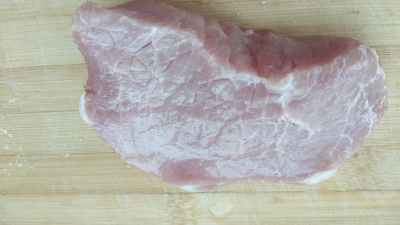 菠菜卷,做馅:准备<a style='color:red;display:inline-block;' href='/shicai/ 34494'>猪瘦肉</a>,肉用水洗一下