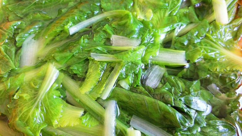 小白菜馄饨,准备一盆凉水,把焯好水的小白菜捞出,放入凉水里,拔凉