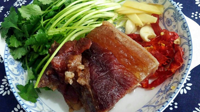 湘西腊肉炒粉,把<a style='color:red;display:inline-block;' href='/shicai/ 131'>香菜</a>切段，姜切片，干辣椒等切好待用。