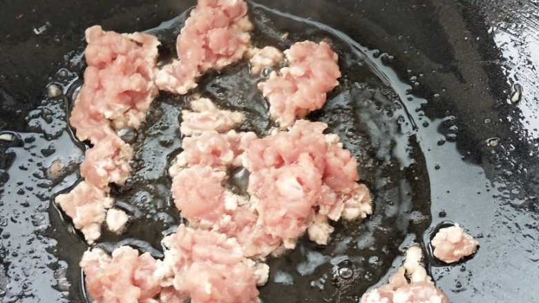 菠菜卷,肉丁炒一下,放点盐