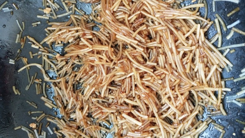 菠菜卷,粉条泡好了,切一下,再炒,放点<a style='color:red;display:inline-block;' href='/shicai/ 762'>老抽</a>