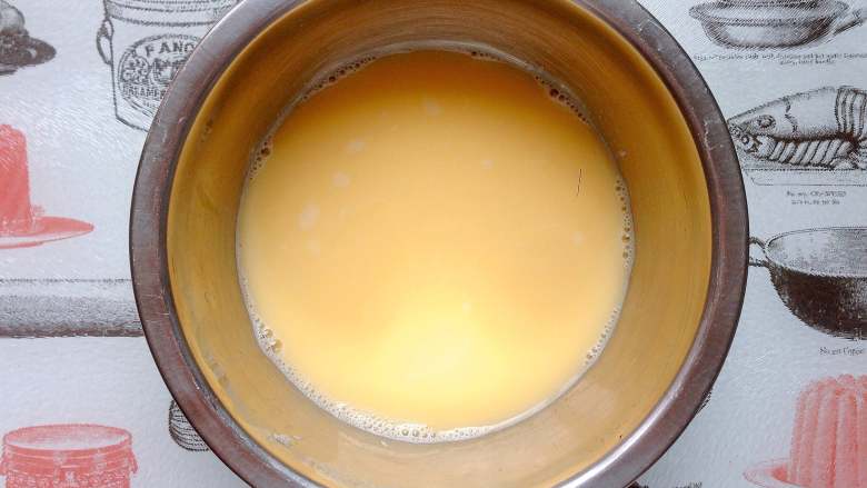 杂蔬培根芝士鸡蛋盏,鸡蛋打散,加温水混合均匀(鸡蛋去壳和水是1:1的比例)