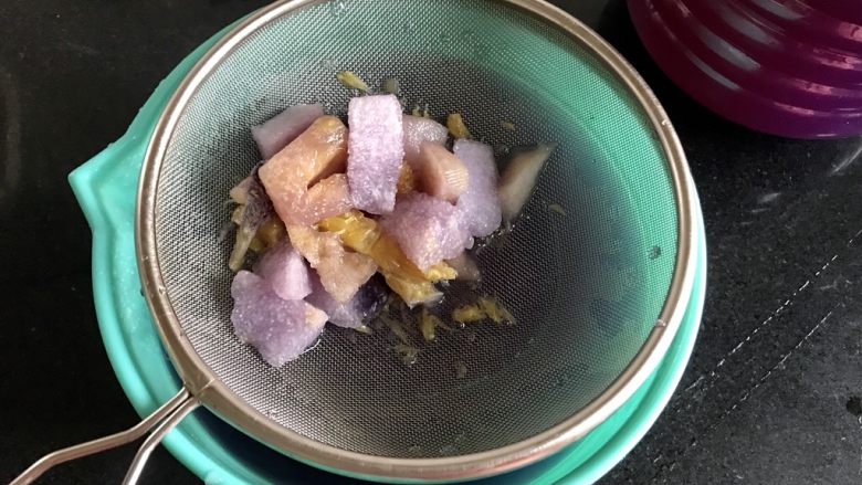 蝶豆花水果酵素,过滤。